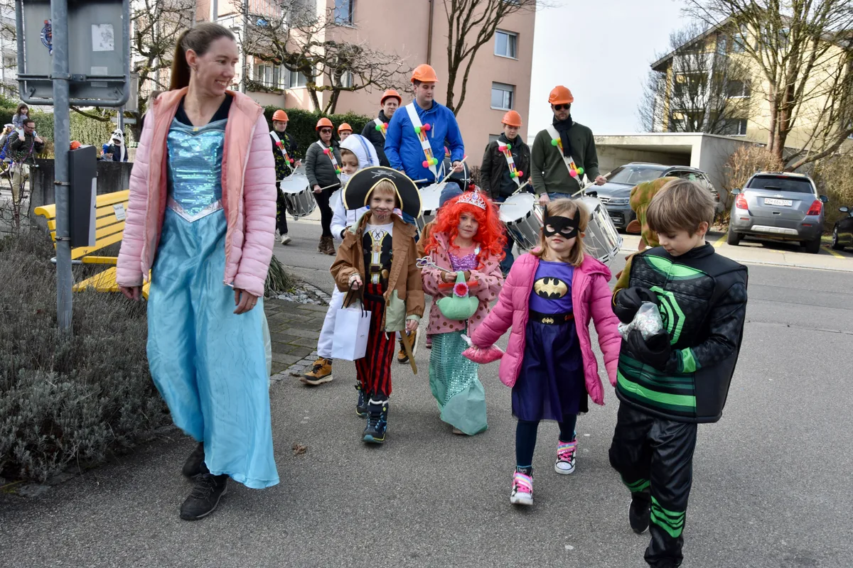 Von Bat-Woman über Feen mit spitzigen Ohren – es gab viele Farben am dem Umzug. Von der Zwicky-Fabrik ging zuerst der Umzug los. Viele Böögglis nahmen daran teil. Danach folgte die Party mit Konfettischlacht auf der Bühne in der Zwicky-Fabrik.